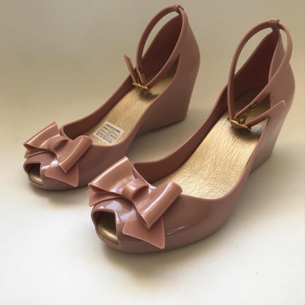 Beautiful Jenny shoes.  Rose. Wedge.
